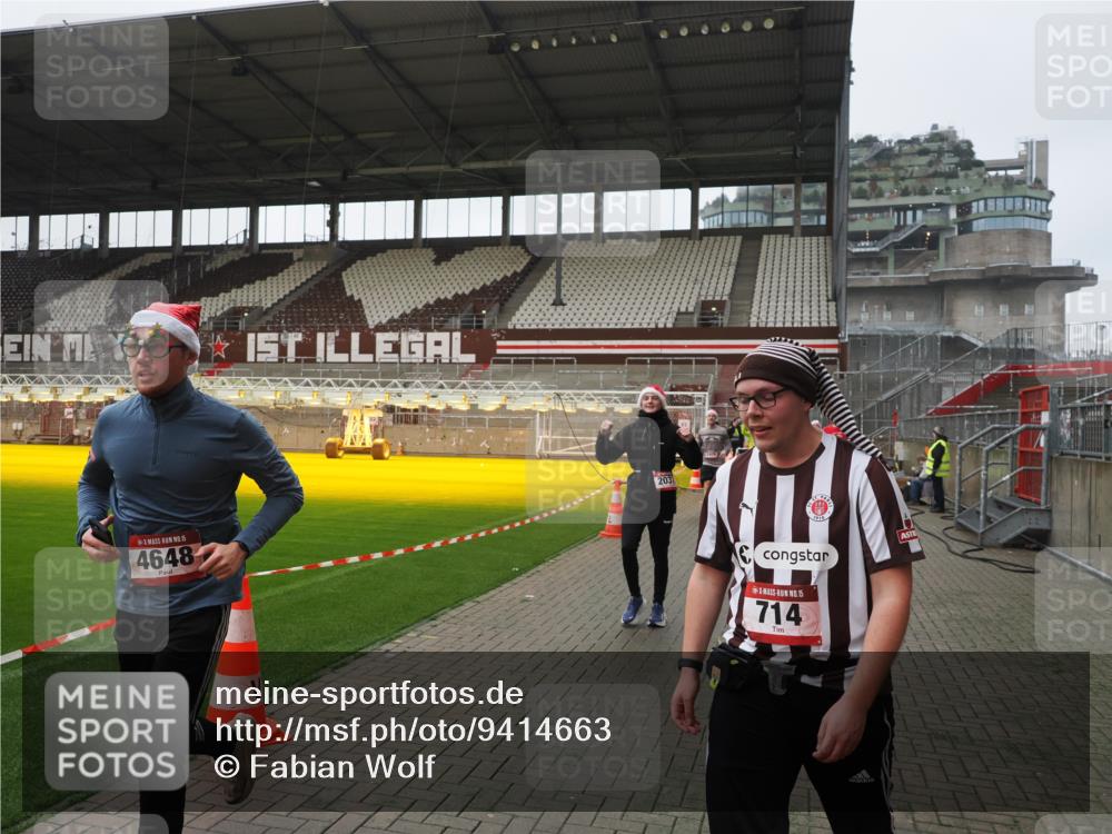 07.12.2025 - St. Pauli X-Mass-Run No. 15 Fabian Wolf http://msf.ph/oto/9414663 07.12.2025 11:23:34 Ziel 714, 2037, 2387, 2389, 2409, 3190, 3191, 3302, 4648 meine-sportfotos.de