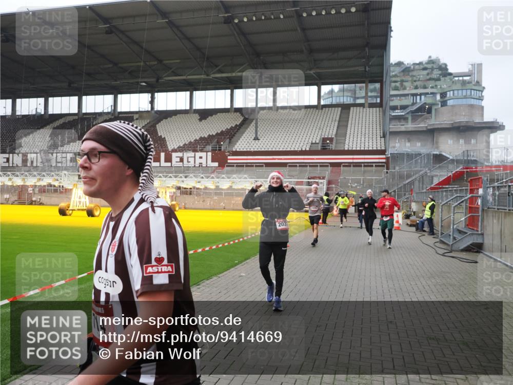 07.12.2025 - St. Pauli X-Mass-Run No. 15 Fabian Wolf http://msf.ph/oto/9414669 07.12.2025 11:23:35 Ziel 714, 2037, 2387, 2389, 2409, 3190, 3191, 3302, 4648 meine-sportfotos.de