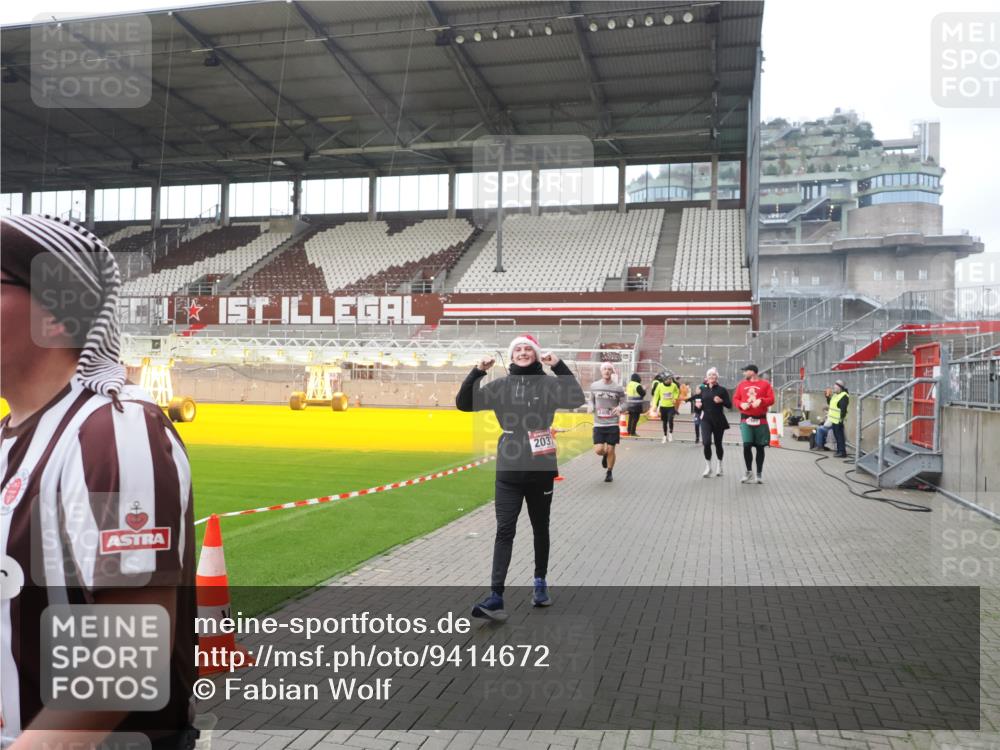 07.12.2025 - St. Pauli X-Mass-Run No. 15 Fabian Wolf http://msf.ph/oto/9414672 07.12.2025 11:23:35 Ziel 714, 2037, 2387, 2389, 2409, 3190, 3191, 3302, 4648 meine-sportfotos.de