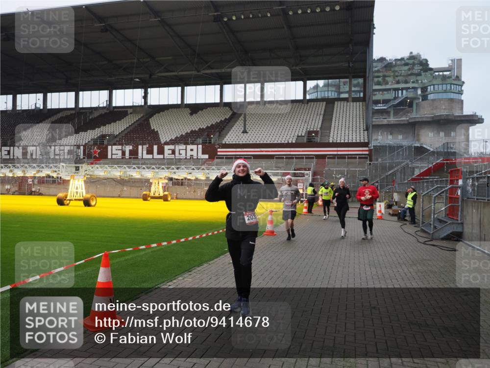 07.12.2025 - St. Pauli X-Mass-Run No. 15 Fabian Wolf http://msf.ph/oto/9414678 07.12.2025 11:23:36 Ziel 714, 2037, 2387, 2389, 2409, 3190, 3191, 3302, 4648 meine-sportfotos.de