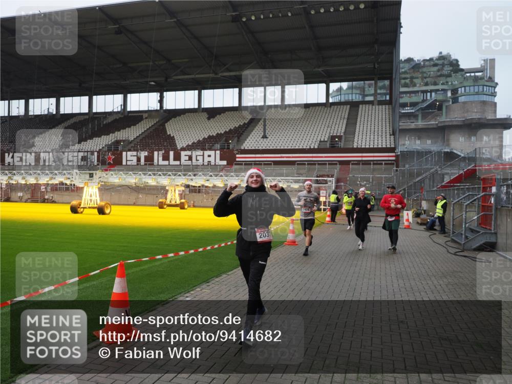 07.12.2025 - St. Pauli X-Mass-Run No. 15 Fabian Wolf http://msf.ph/oto/9414682 07.12.2025 11:23:36 Ziel 714, 2037, 2387, 2389, 2409, 3190, 3191, 3302, 4648 meine-sportfotos.de