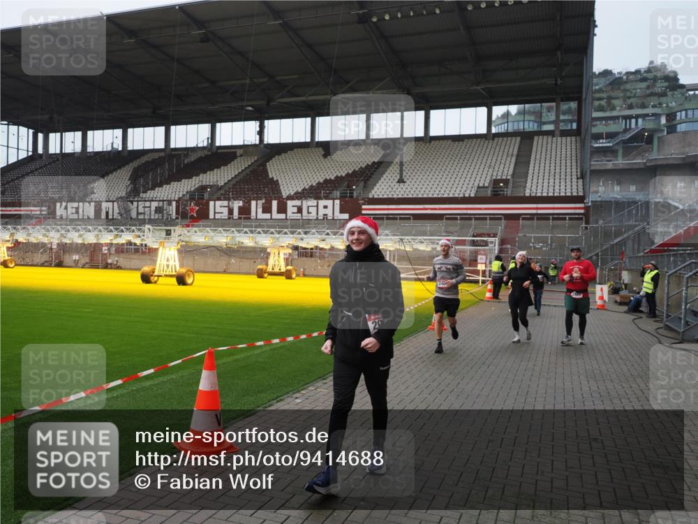 07.12.2025 - St. Pauli X-Mass-Run No. 15 Fabian Wolf http://msf.ph/oto/9414688 07.12.2025 11:23:36 Ziel 714, 2037, 2387, 2389, 2409, 3190, 3191, 3302, 4648 meine-sportfotos.de