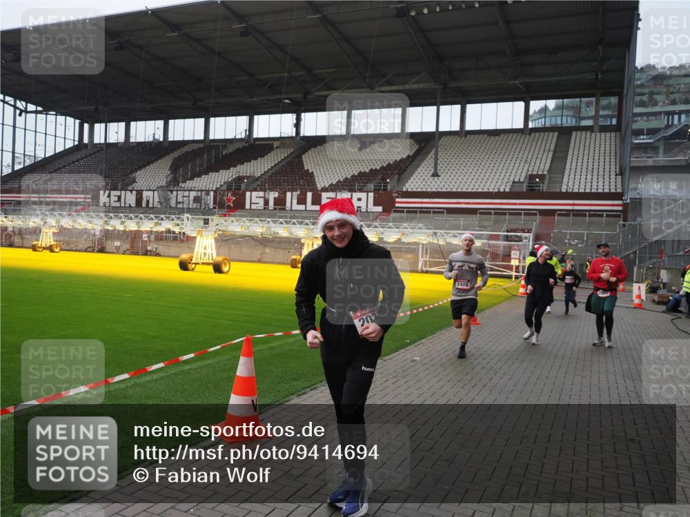 07.12.2025 - St. Pauli X-Mass-Run No. 15 Fabian Wolf http://msf.ph/oto/9414694 07.12.2025 11:23:37 Ziel 714, 2037, 2387, 2389, 2409, 3190, 3191, 3302, 4648 meine-sportfotos.de