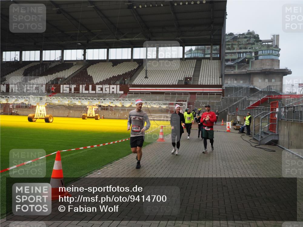 07.12.2025 - St. Pauli X-Mass-Run No. 15 Fabian Wolf http://msf.ph/oto/9414700 07.12.2025 11:23:37 Ziel 714, 2037, 2387, 2389, 2409, 3190, 3191, 3302, 4648 meine-sportfotos.de