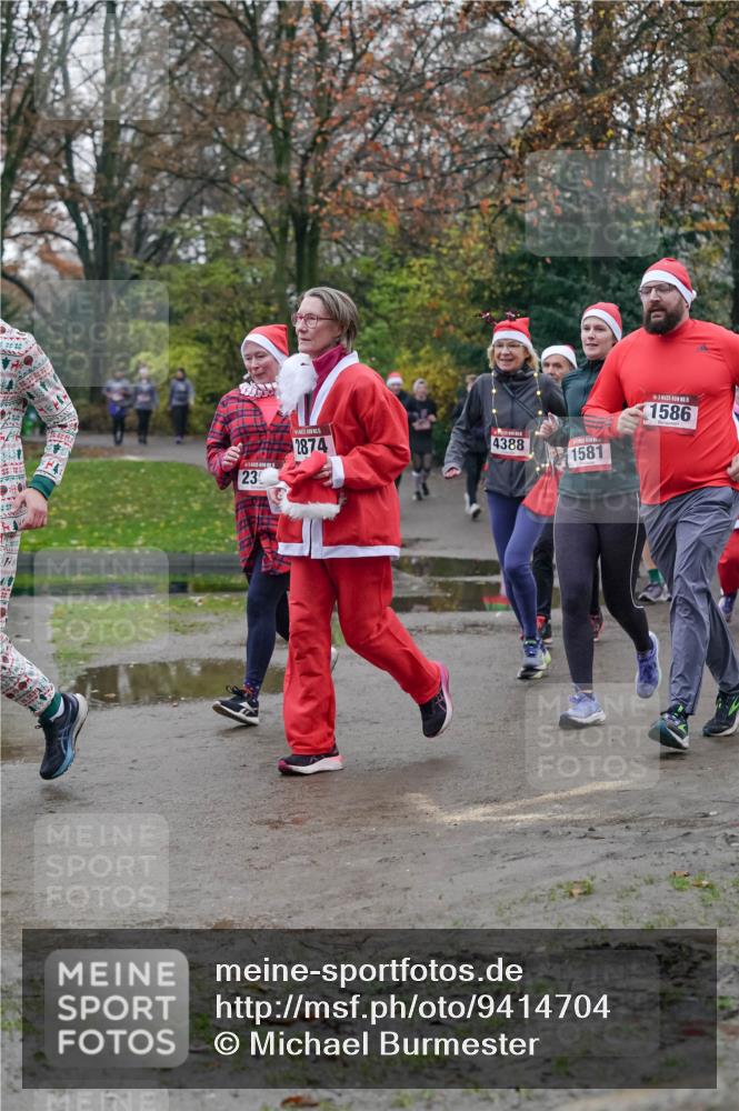 07.12.2025 - St. Pauli X-Mass-Run No. 15 Michael Burmester http://msf.ph/oto/9414704 07.12.2025 10:05:17 Laufen 2874, 4388, 1581, 23, 15, 1586 meine-sportfotos.de