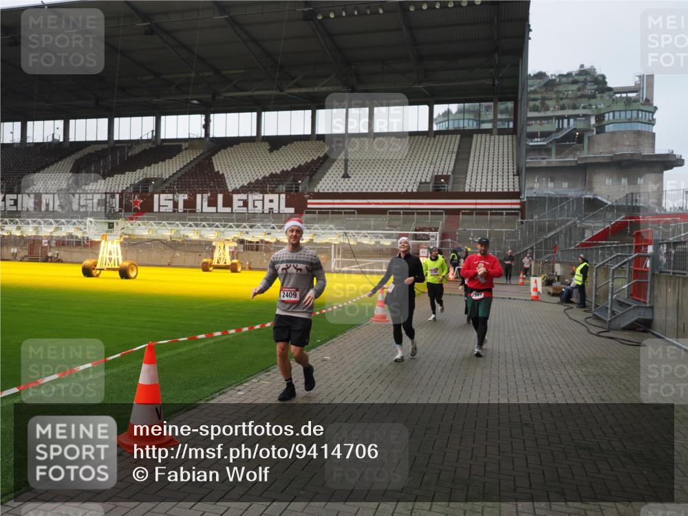 07.12.2025 - St. Pauli X-Mass-Run No. 15 Fabian Wolf http://msf.ph/oto/9414706 07.12.2025 11:23:38 Ziel 2037, 2387, 2389, 2409, 3190, 3191, 3302, 4648 meine-sportfotos.de