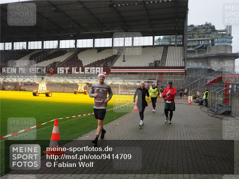 07.12.2025 - St. Pauli X-Mass-Run No. 15 Fabian Wolf http://msf.ph/oto/9414709 07.12.2025 11:23:38 Ziel 2037, 2387, 2389, 2409, 3190, 3191, 3302, 4648 meine-sportfotos.de