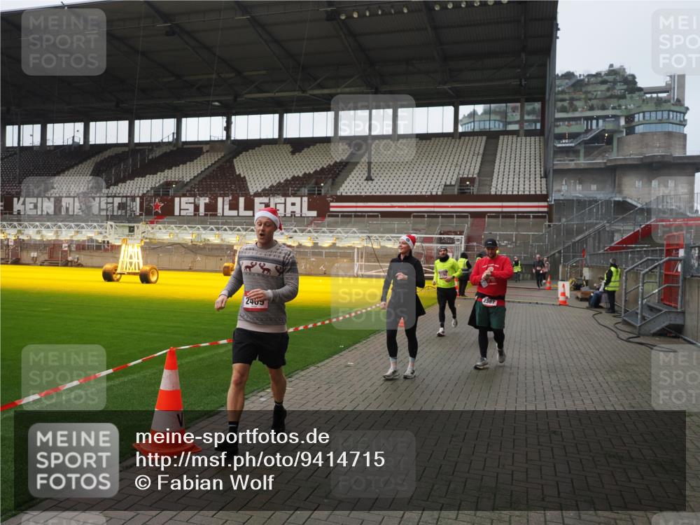 07.12.2025 - St. Pauli X-Mass-Run No. 15 Fabian Wolf http://msf.ph/oto/9414715 07.12.2025 11:23:38 Ziel 2037, 2387, 2389, 2409, 3190, 3191, 3302, 4648 meine-sportfotos.de