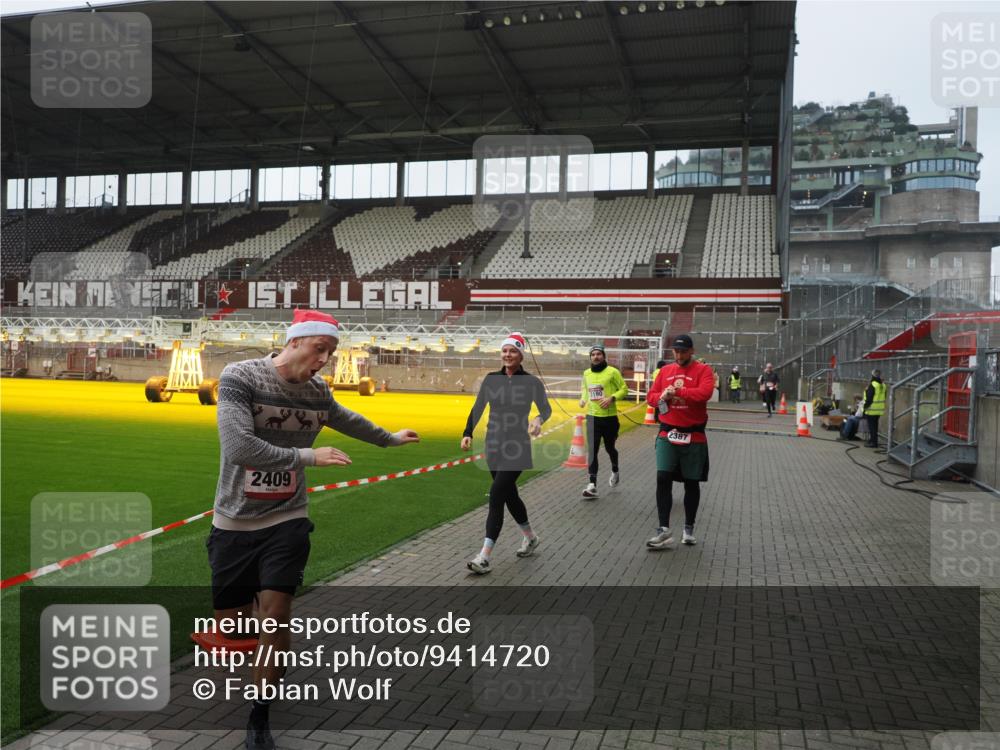 07.12.2025 - St. Pauli X-Mass-Run No. 15 Fabian Wolf http://msf.ph/oto/9414720 07.12.2025 11:23:39 Ziel 2037, 2387, 2389, 2409, 3190, 3191, 3302, 4648 meine-sportfotos.de