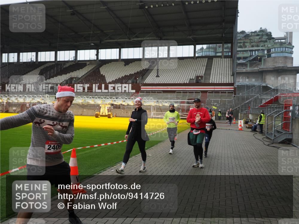 07.12.2025 - St. Pauli X-Mass-Run No. 15 Fabian Wolf http://msf.ph/oto/9414726 07.12.2025 11:23:40 Ziel 2037, 2387, 2389, 2409, 3071, 3190, 3191, 3302, 4648 meine-sportfotos.de