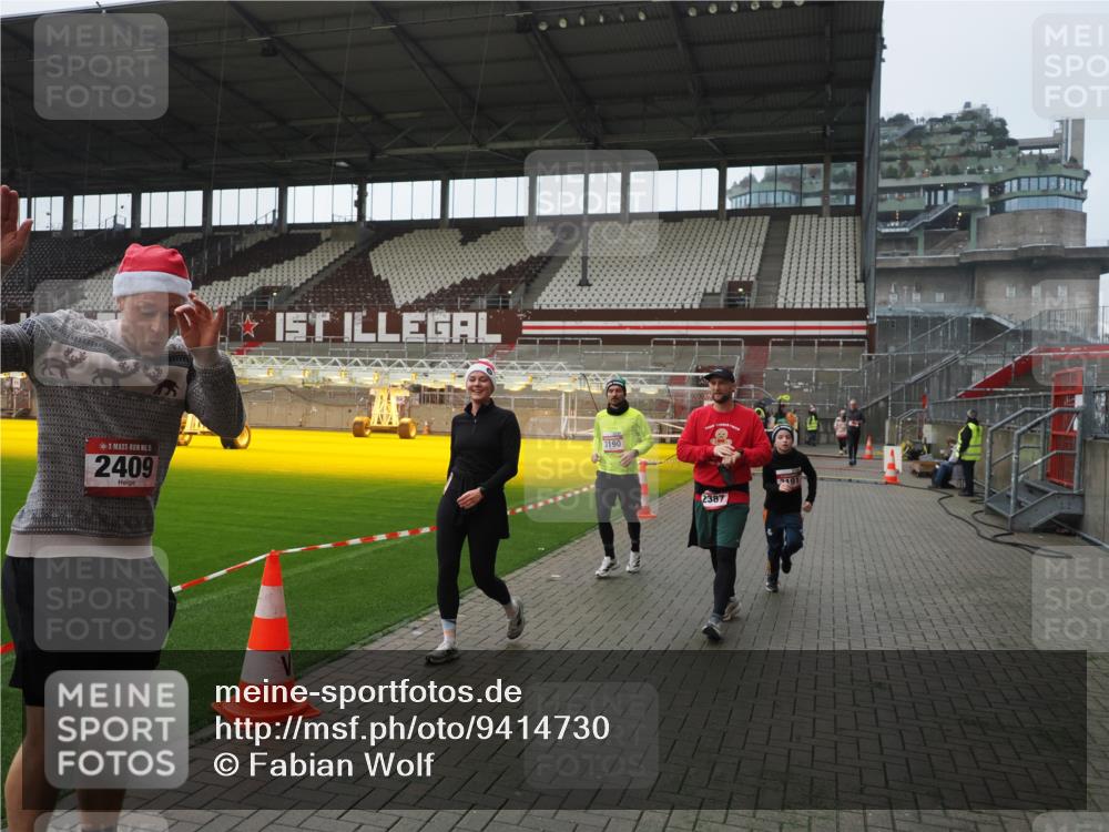 07.12.2025 - St. Pauli X-Mass-Run No. 15 Fabian Wolf http://msf.ph/oto/9414730 07.12.2025 11:23:40 Ziel 2037, 2387, 2389, 2409, 3071, 3190, 3191, 3302, 4648 meine-sportfotos.de