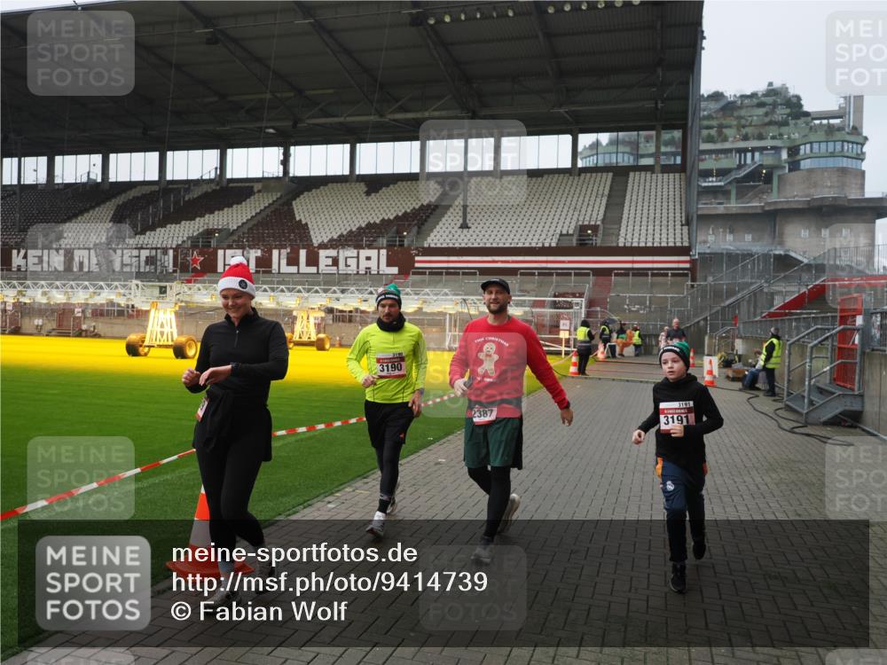 07.12.2025 - St. Pauli X-Mass-Run No. 15 Fabian Wolf http://msf.ph/oto/9414739 07.12.2025 11:23:41 Ziel 2037, 2387, 2389, 2409, 3071, 3190, 3191, 3302, 4648 meine-sportfotos.de