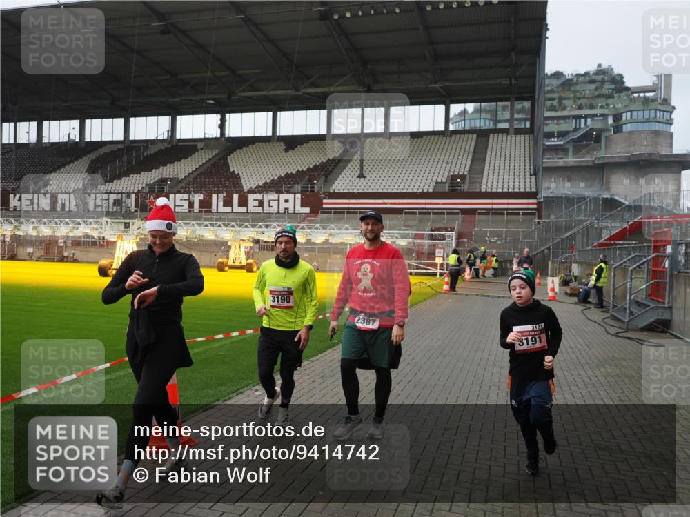07.12.2025 - St. Pauli X-Mass-Run No. 15 Fabian Wolf http://msf.ph/oto/9414742 07.12.2025 11:23:41 Ziel 2037, 2387, 2389, 2409, 3071, 3190, 3191, 3302, 4648 meine-sportfotos.de