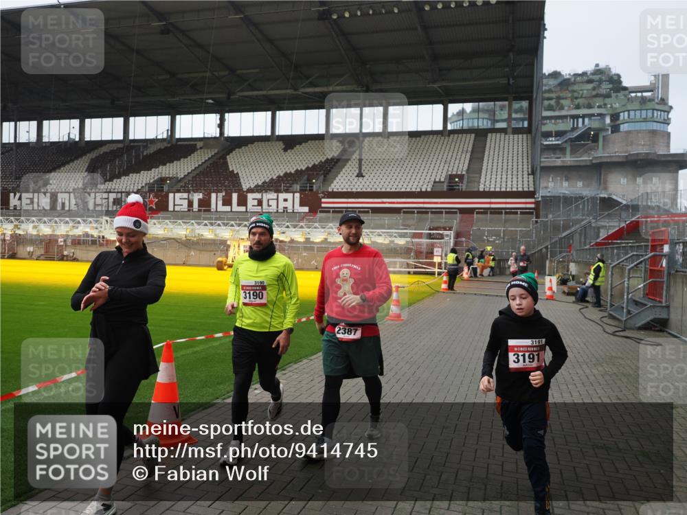 07.12.2025 - St. Pauli X-Mass-Run No. 15 Fabian Wolf http://msf.ph/oto/9414745 07.12.2025 11:23:41 Ziel 2037, 2387, 2389, 2409, 3071, 3190, 3191, 3302, 4648 meine-sportfotos.de