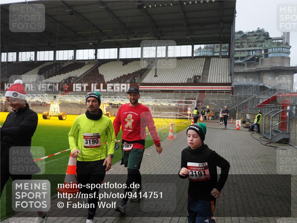 07.12.2025 - St. Pauli X-Mass-Run No. 15 Fabian Wolf http://msf.ph/oto/9414751 07.12.2025 11:23:42 Ziel 593, 2037, 2387, 2389, 2409, 3071, 3190, 3191, 3302, 4648 meine-sportfotos.de