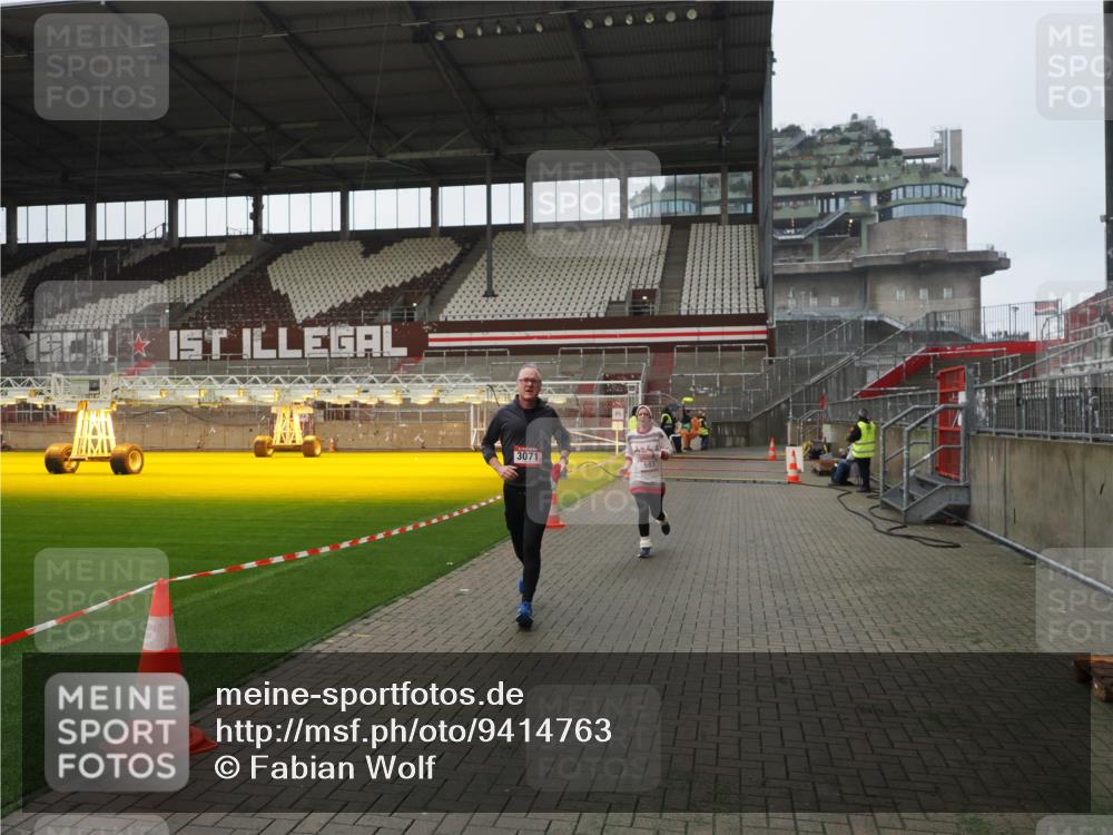 07.12.2025 - St. Pauli X-Mass-Run No. 15 Fabian Wolf http://msf.ph/oto/9414763 07.12.2025 11:23:47 Ziel 593, 2387, 2389, 2409, 3071, 3190, 3191 meine-sportfotos.de