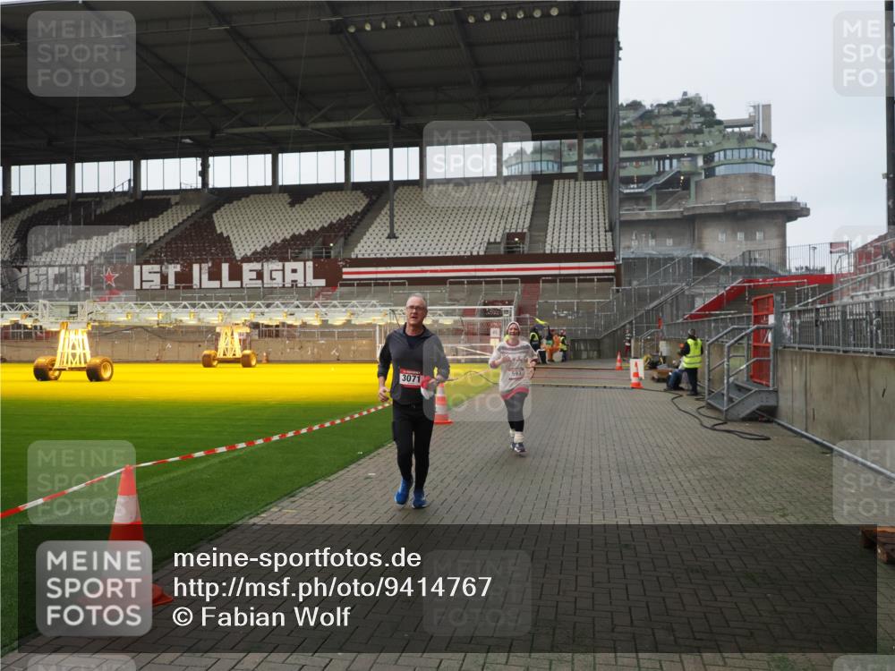 07.12.2025 - St. Pauli X-Mass-Run No. 15 Fabian Wolf http://msf.ph/oto/9414767 07.12.2025 11:23:47 Ziel 593, 2387, 2389, 2409, 3071, 3190, 3191 meine-sportfotos.de