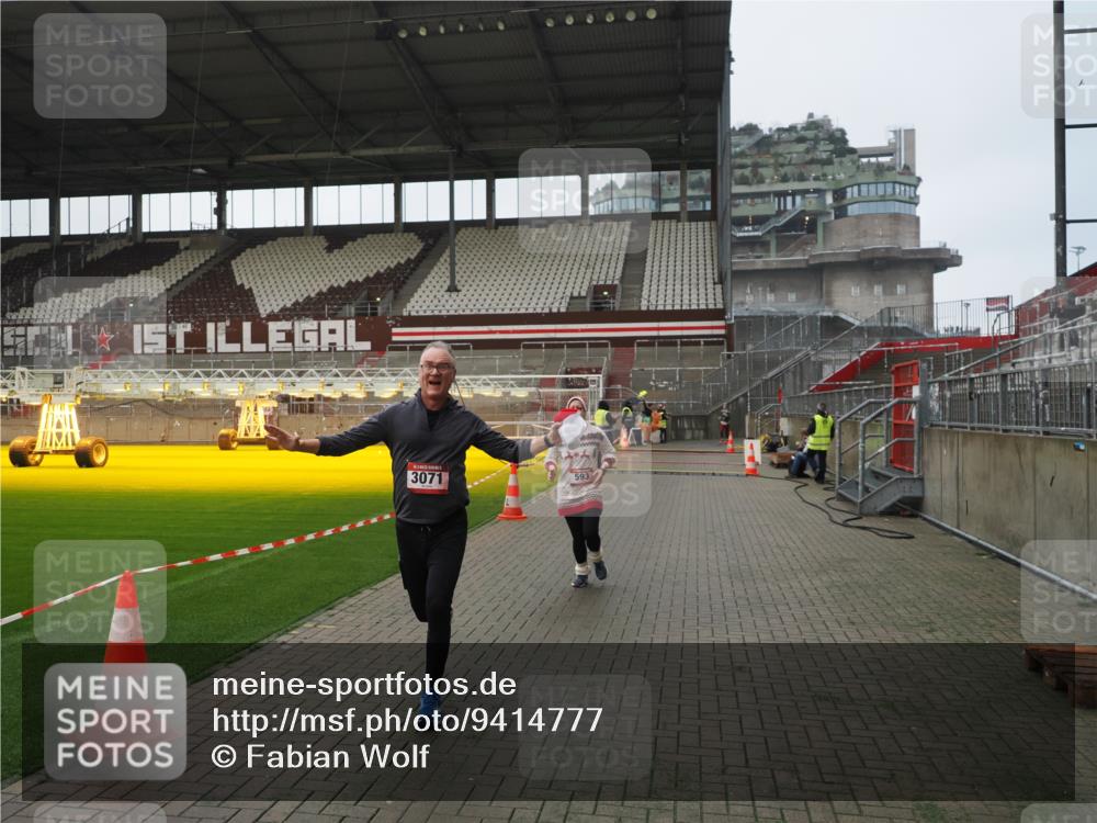 07.12.2025 - St. Pauli X-Mass-Run No. 15 Fabian Wolf http://msf.ph/oto/9414777 07.12.2025 11:23:48 Ziel 593, 2387, 2389, 2409, 3071, 3190, 3191 meine-sportfotos.de