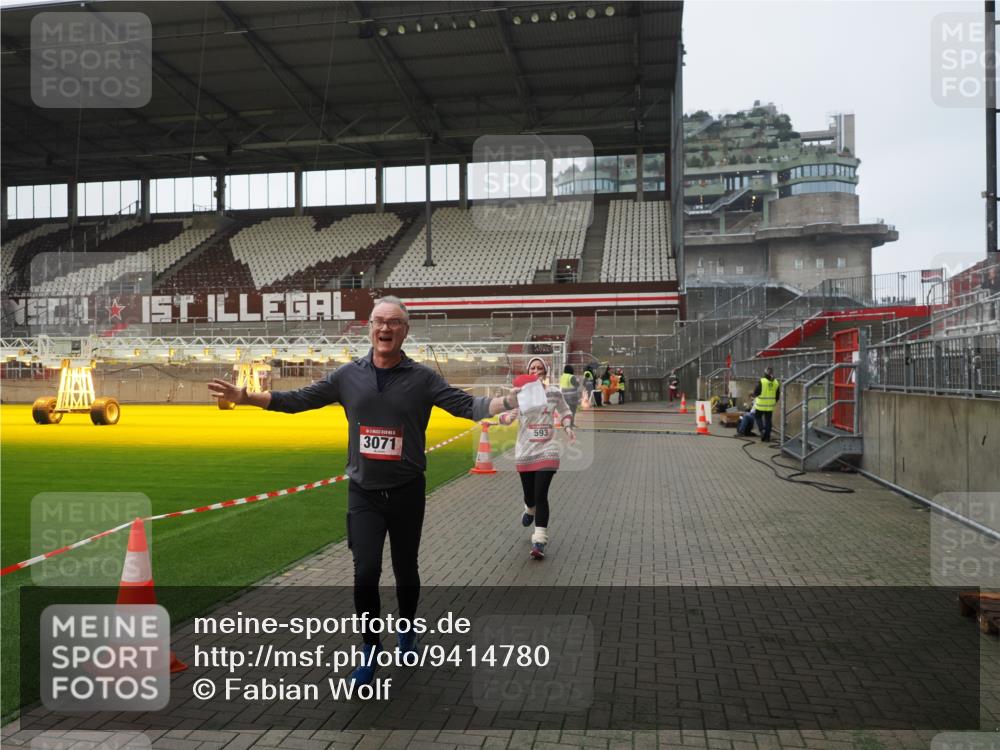 07.12.2025 - St. Pauli X-Mass-Run No. 15 Fabian Wolf http://msf.ph/oto/9414780 07.12.2025 11:23:48 Ziel 593, 2387, 2389, 2409, 3071, 3190, 3191 meine-sportfotos.de