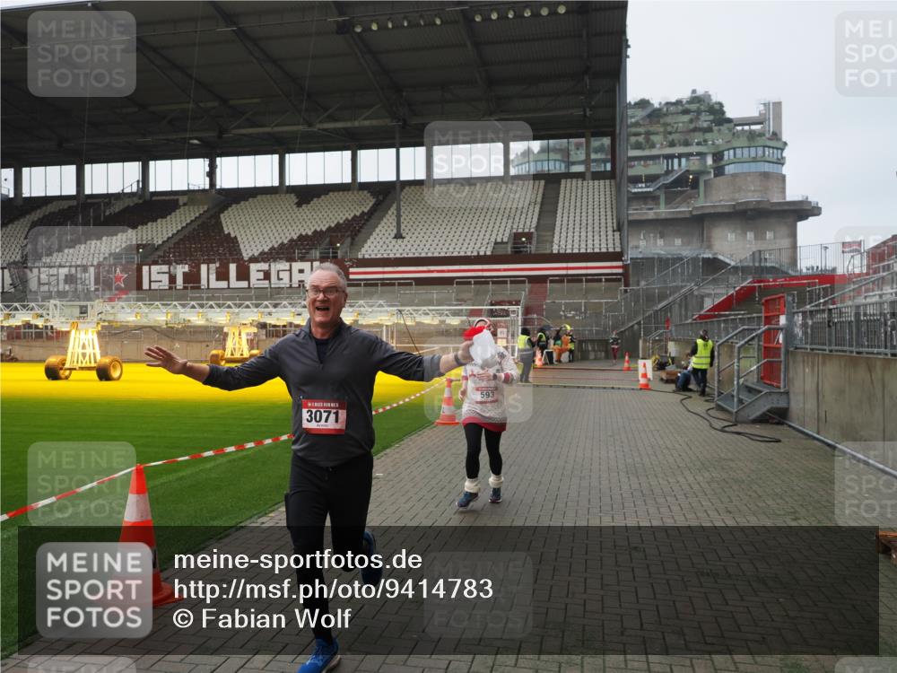 07.12.2025 - St. Pauli X-Mass-Run No. 15 Fabian Wolf http://msf.ph/oto/9414783 07.12.2025 11:23:48 Ziel 593, 2387, 2389, 2409, 3071, 3190, 3191 meine-sportfotos.de