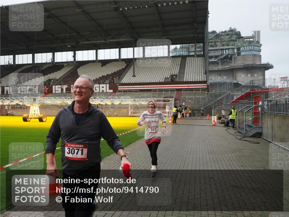 07.12.2025 - St. Pauli X-Mass-Run No. 15 Fabian Wolf http://msf.ph/oto/9414790 07.12.2025 11:23:49 Ziel 593, 2387, 2389, 2409, 3071, 3190, 3191 meine-sportfotos.de