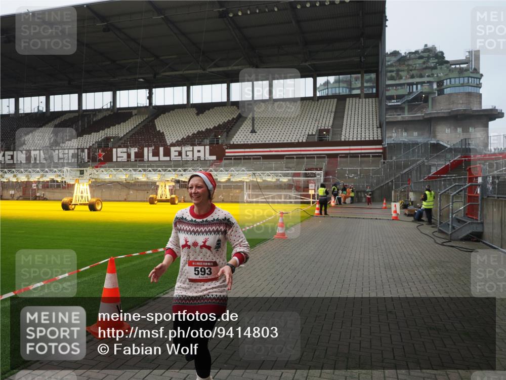 07.12.2025 - St. Pauli X-Mass-Run No. 15 Fabian Wolf http://msf.ph/oto/9414803 07.12.2025 11:23:50 Ziel 593, 2387, 2389, 2409, 3071, 3190, 3191 meine-sportfotos.de