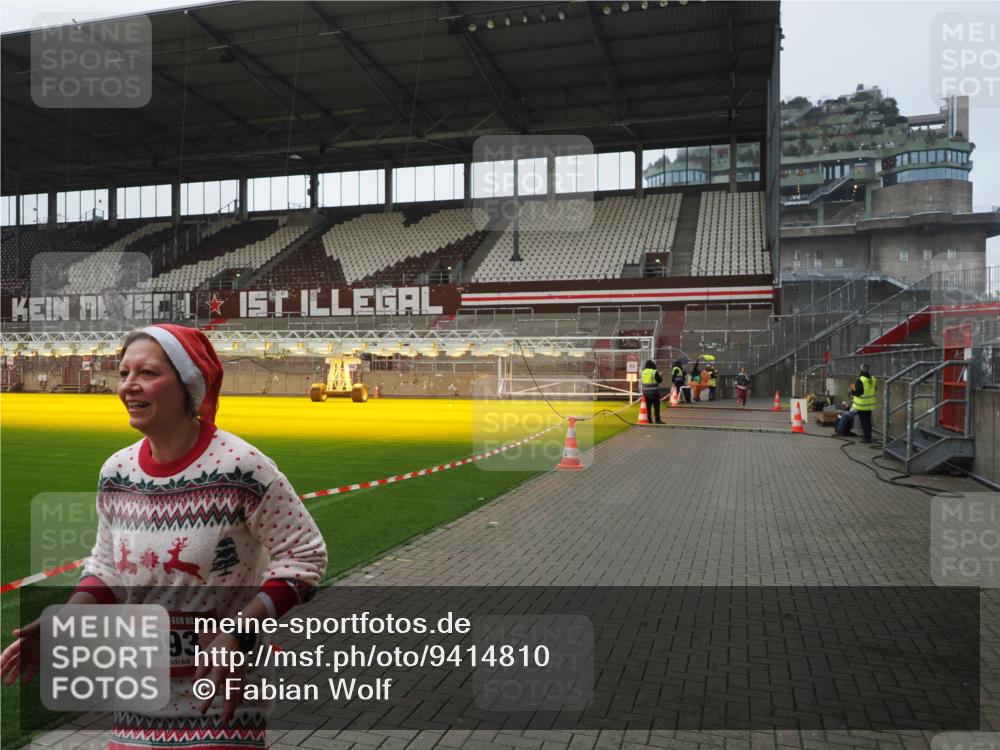 07.12.2025 - St. Pauli X-Mass-Run No. 15 Fabian Wolf http://msf.ph/oto/9414810 07.12.2025 11:23:50 Ziel 593, 2387, 2389, 2409, 3071, 3190, 3191 meine-sportfotos.de