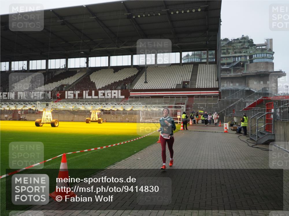 07.12.2025 - St. Pauli X-Mass-Run No. 15 Fabian Wolf http://msf.ph/oto/9414830 07.12.2025 11:23:58 Ziel 593, 2814, 3071 meine-sportfotos.de