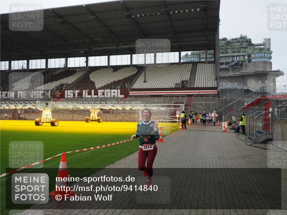 07.12.2025 - St. Pauli X-Mass-Run No. 15 Fabian Wolf http://msf.ph/oto/9414840 07.12.2025 11:23:59 Ziel 593, 2814, 3071 meine-sportfotos.de