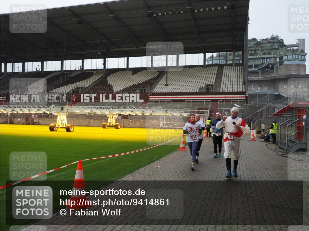 07.12.2025 - St. Pauli X-Mass-Run No. 15 Fabian Wolf http://msf.ph/oto/9414861 07.12.2025 11:24:07 Ziel 813, 2814, 3361, 4840, 4841 meine-sportfotos.de