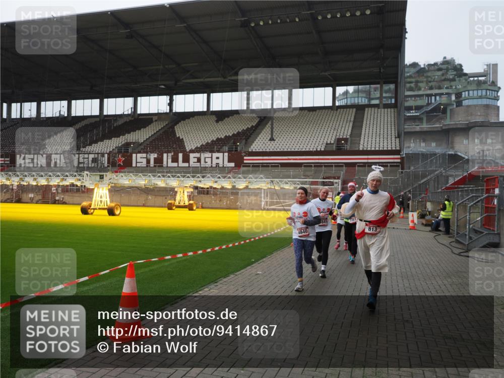 07.12.2025 - St. Pauli X-Mass-Run No. 15 Fabian Wolf http://msf.ph/oto/9414867 07.12.2025 11:24:07 Ziel 813, 2814, 3361, 4840, 4841 meine-sportfotos.de