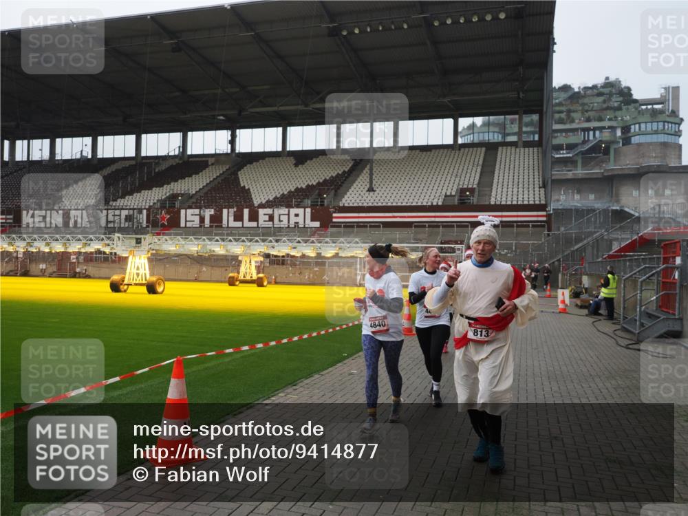 07.12.2025 - St. Pauli X-Mass-Run No. 15 Fabian Wolf http://msf.ph/oto/9414877 07.12.2025 11:24:08 Ziel 813, 2814, 3361, 4840, 4841 meine-sportfotos.de