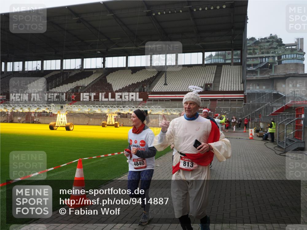 07.12.2025 - St. Pauli X-Mass-Run No. 15 Fabian Wolf http://msf.ph/oto/9414887 07.12.2025 11:24:09 Ziel 813, 2814, 3361, 4840, 4841 meine-sportfotos.de