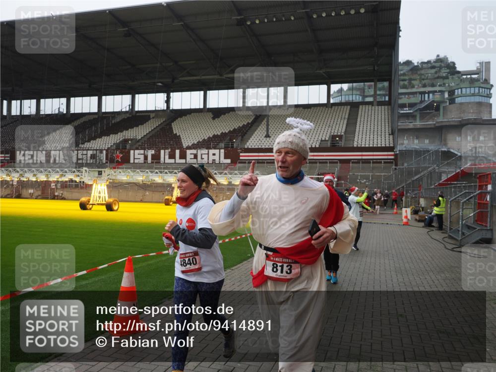 07.12.2025 - St. Pauli X-Mass-Run No. 15 Fabian Wolf http://msf.ph/oto/9414891 07.12.2025 11:24:09 Ziel 813, 2814, 3361, 4840, 4841 meine-sportfotos.de