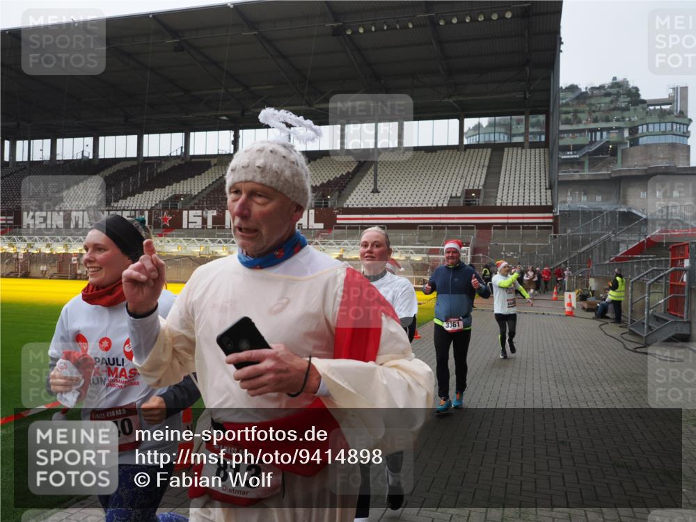 07.12.2025 - St. Pauli X-Mass-Run No. 15 Fabian Wolf http://msf.ph/oto/9414898 07.12.2025 11:24:09 Ziel 813, 2814, 3361, 4840, 4841 meine-sportfotos.de