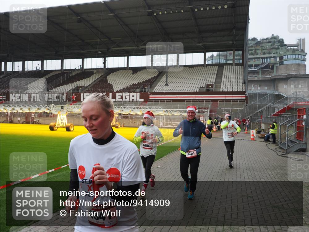 07.12.2025 - St. Pauli X-Mass-Run No. 15 Fabian Wolf http://msf.ph/oto/9414909 07.12.2025 11:24:10 Ziel 813, 2386, 2388, 2814, 3361, 4840, 4841 meine-sportfotos.de