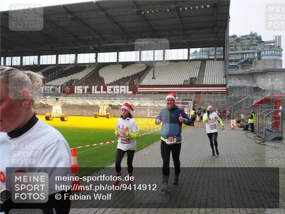 07.12.2025 - St. Pauli X-Mass-Run No. 15 Fabian Wolf http://msf.ph/oto/9414912 07.12.2025 11:24:10 Ziel 813, 2386, 2388, 2814, 3361, 4840, 4841 meine-sportfotos.de