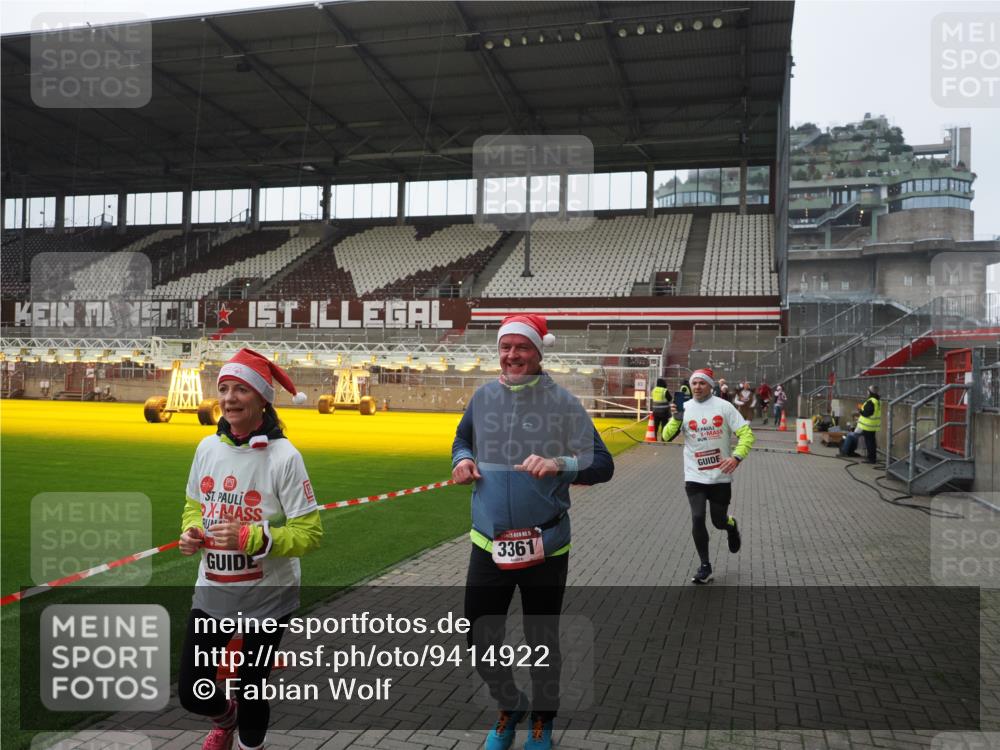 07.12.2025 - St. Pauli X-Mass-Run No. 15 Fabian Wolf http://msf.ph/oto/9414922 07.12.2025 11:24:11 Ziel 813, 2386, 2388, 2814, 3361, 4840, 4841 meine-sportfotos.de