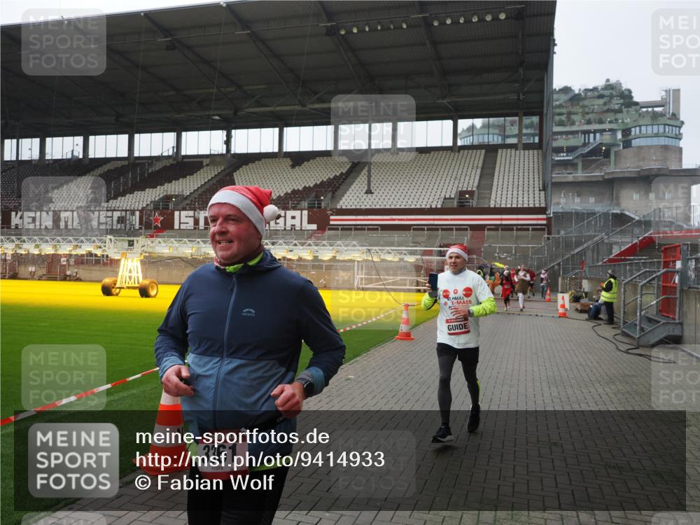 07.12.2025 - St. Pauli X-Mass-Run No. 15 Fabian Wolf http://msf.ph/oto/9414933 07.12.2025 11:24:11 Ziel 813, 2386, 2388, 2814, 3361, 4840, 4841 meine-sportfotos.de