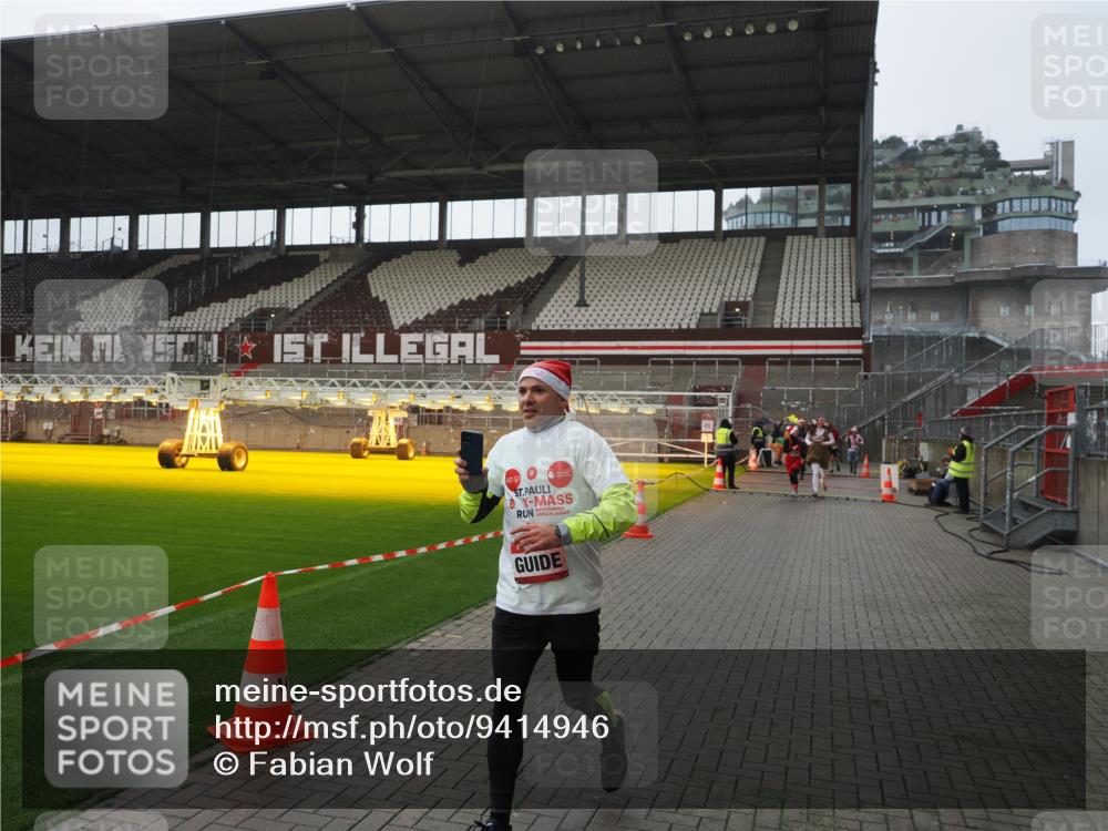 07.12.2025 - St. Pauli X-Mass-Run No. 15 Fabian Wolf http://msf.ph/oto/9414946 07.12.2025 11:24:12 Ziel 813, 2386, 2388, 2814, 3361, 4840, 4841 meine-sportfotos.de