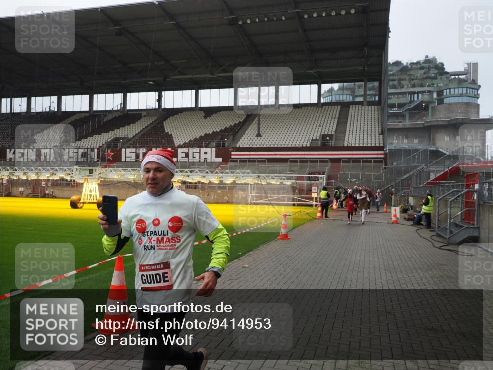 07.12.2025 - St. Pauli X-Mass-Run No. 15 Fabian Wolf http://msf.ph/oto/9414953 07.12.2025 11:24:12 Ziel 813, 2386, 2388, 2814, 3361, 4840, 4841 meine-sportfotos.de