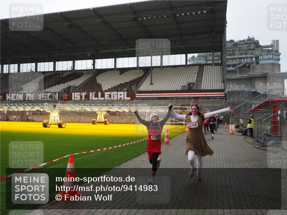07.12.2025 - St. Pauli X-Mass-Run No. 15 Fabian Wolf http://msf.ph/oto/9414983 07.12.2025 11:24:17 Ziel 672, 813, 2386, 2388, 2605, 2606, 2875, 2881, 3361, 4840, 4841 meine-sportfotos.de