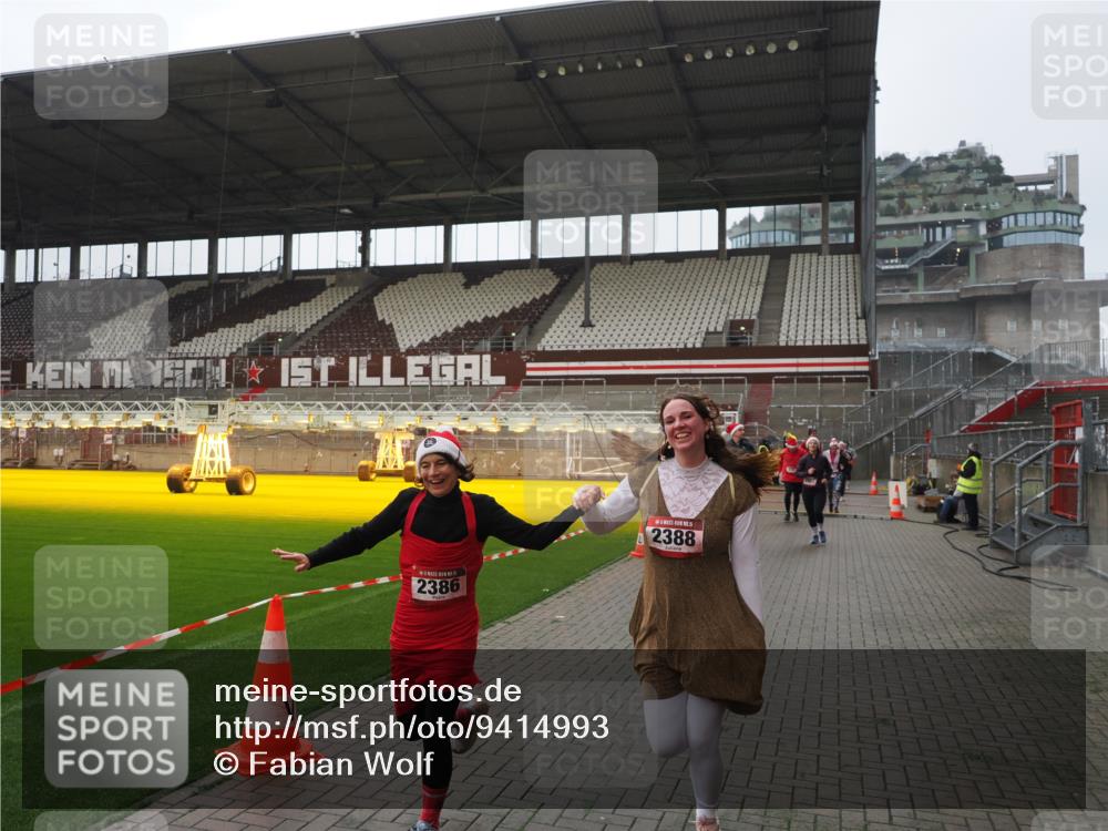 07.12.2025 - St. Pauli X-Mass-Run No. 15 Fabian Wolf http://msf.ph/oto/9414993 07.12.2025 11:24:18 Ziel 672, 813, 1773, 2386, 2388, 2605, 2606, 2875, 2881, 3361, 4840, 4841 meine-sportfotos.de