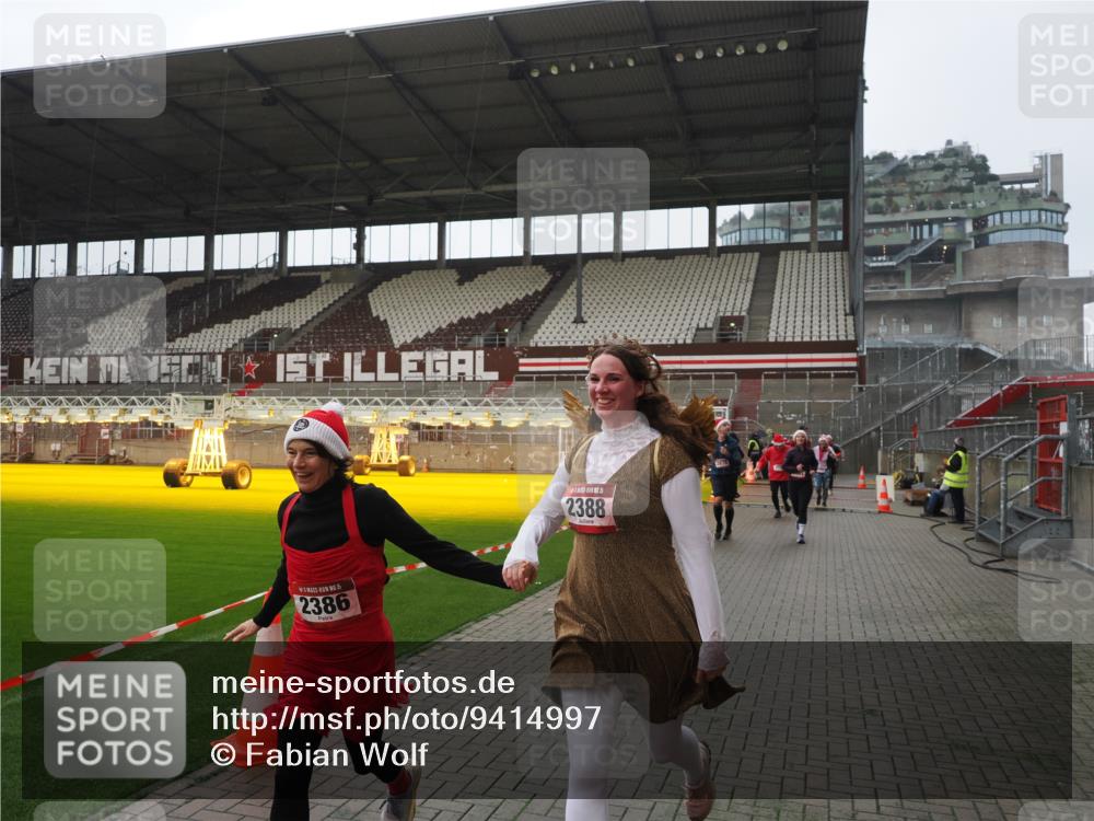 07.12.2025 - St. Pauli X-Mass-Run No. 15 Fabian Wolf http://msf.ph/oto/9414997 07.12.2025 11:24:18 Ziel 672, 813, 1773, 2386, 2388, 2605, 2606, 2875, 2881, 3361, 4840, 4841 meine-sportfotos.de