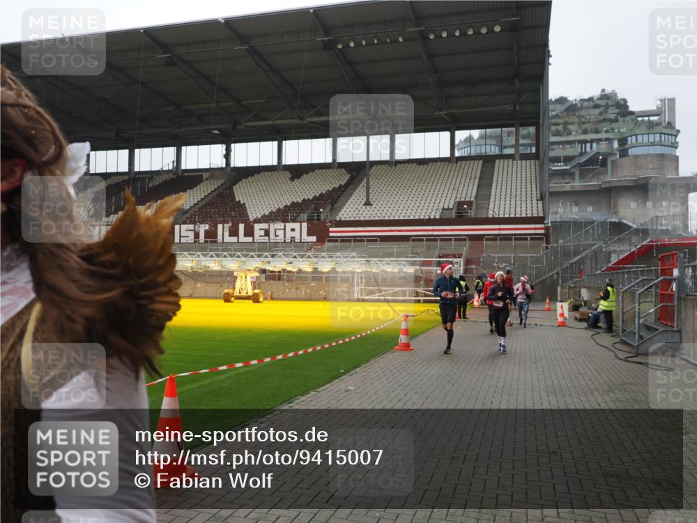 07.12.2025 - St. Pauli X-Mass-Run No. 15 Fabian Wolf http://msf.ph/oto/9415007 07.12.2025 11:24:18 Ziel 672, 813, 1773, 2386, 2388, 2605, 2606, 2875, 2881, 3361, 4840, 4841 meine-sportfotos.de