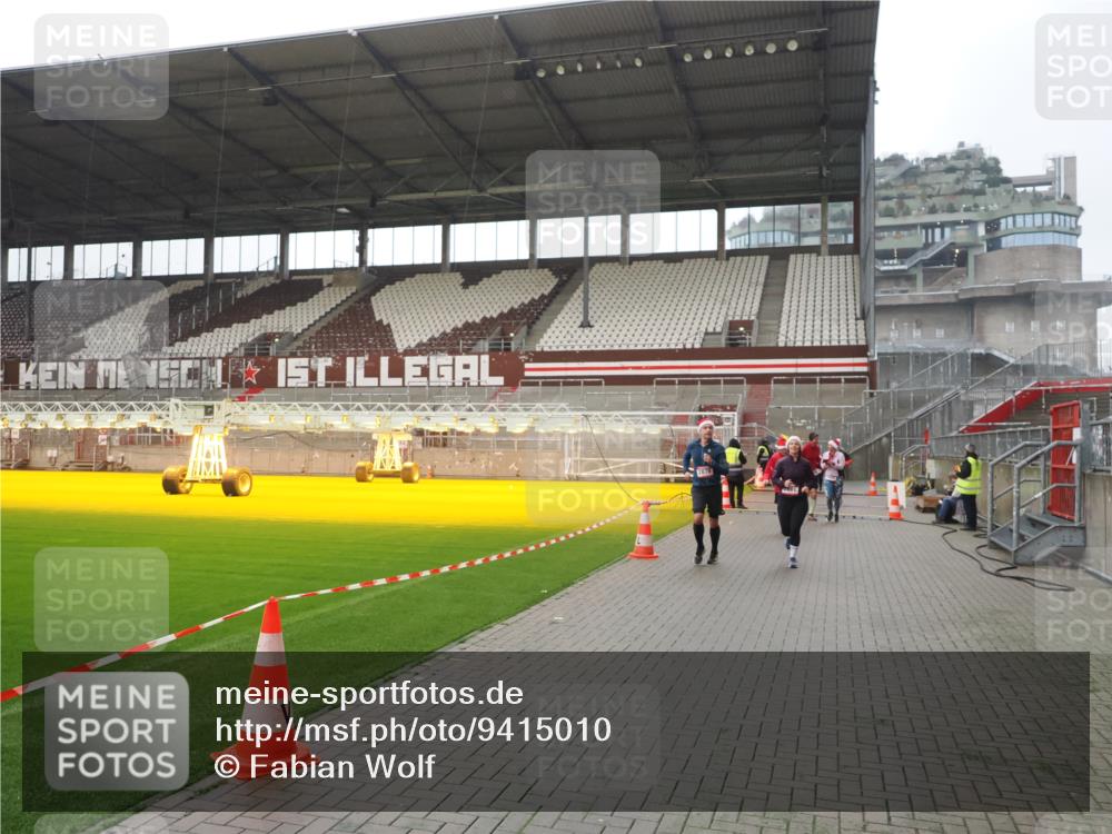 07.12.2025 - St. Pauli X-Mass-Run No. 15 Fabian Wolf http://msf.ph/oto/9415010 07.12.2025 11:24:19 Ziel 672, 813, 1773, 2386, 2388, 2605, 2606, 2875, 2881, 3361, 4840, 4841 meine-sportfotos.de