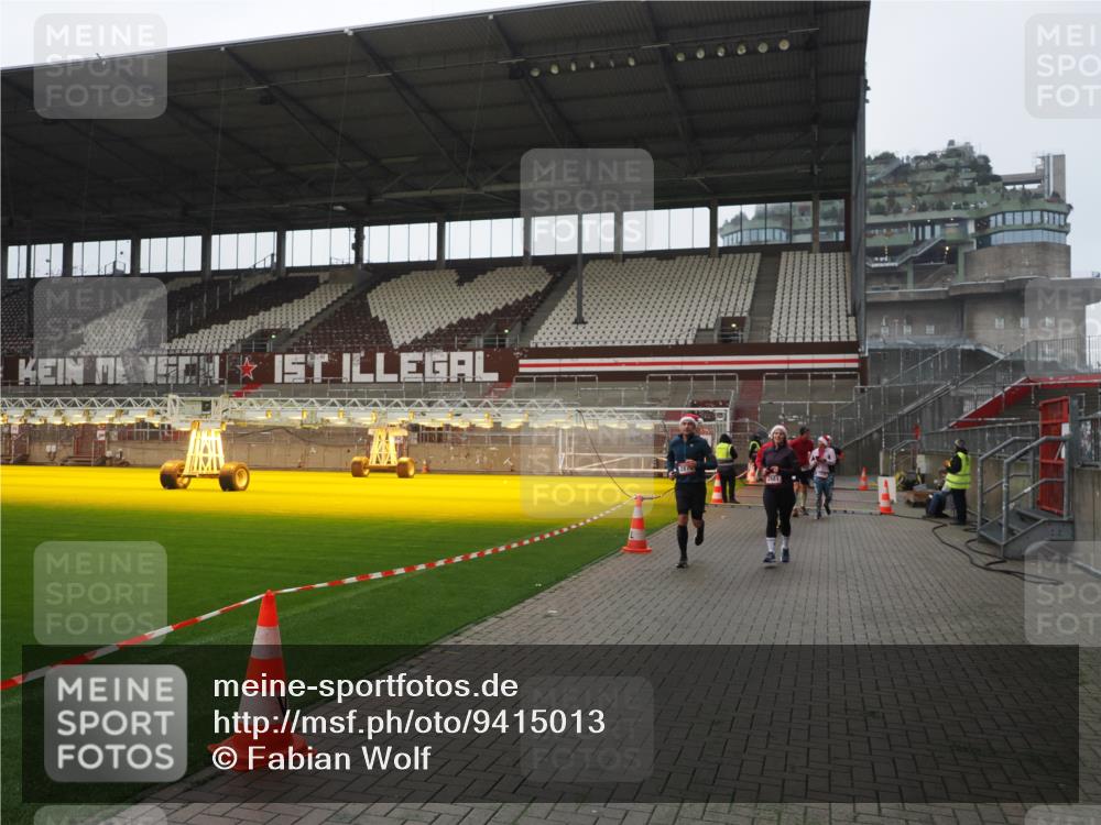 07.12.2025 - St. Pauli X-Mass-Run No. 15 Fabian Wolf http://msf.ph/oto/9415013 07.12.2025 11:24:19 Ziel 672, 813, 1773, 2386, 2388, 2605, 2606, 2875, 2881, 3361, 4840, 4841 meine-sportfotos.de