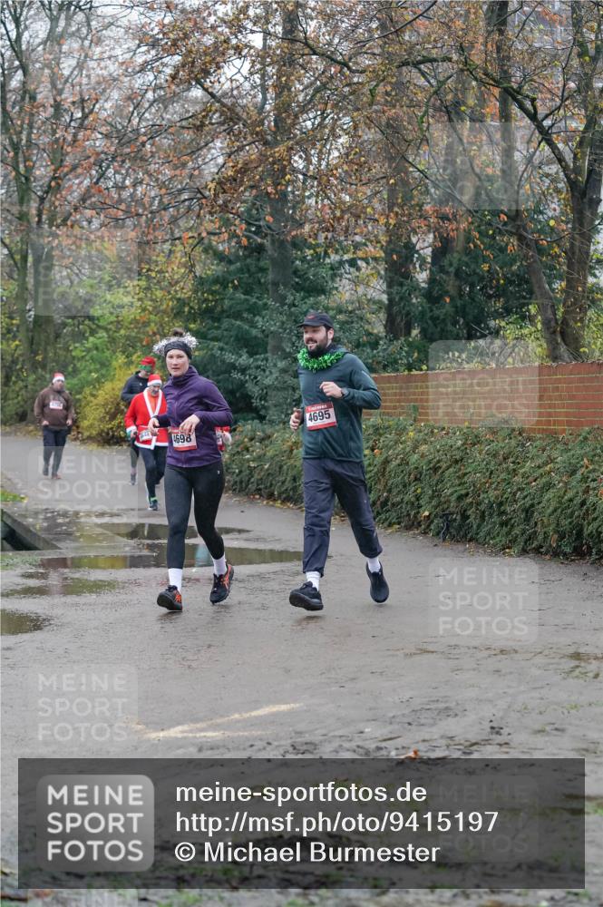 07.12.2025 - St. Pauli X-Mass-Run No. 15 Michael Burmester http://msf.ph/oto/9415197 07.12.2025 10:07:13 Laufen 4698, 4695 meine-sportfotos.de
