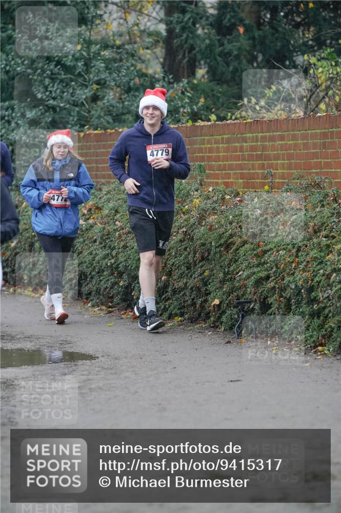 07.12.2025 - St. Pauli X-Mass-Run No. 15 Michael Burmester http://msf.ph/oto/9415317 07.12.2025 10:08:19 Laufen 4772, 4779 meine-sportfotos.de