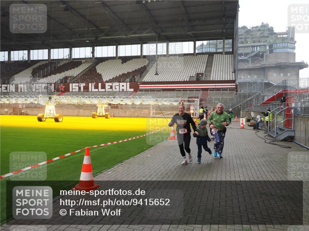 07.12.2025 - St. Pauli X-Mass-Run No. 15 Fabian Wolf http://msf.ph/oto/9415652 07.12.2025 11:05:08 Ziel 117, 128, 200, 201, 889, 1152, 1212, 1411, 1630 meine-sportfotos.de